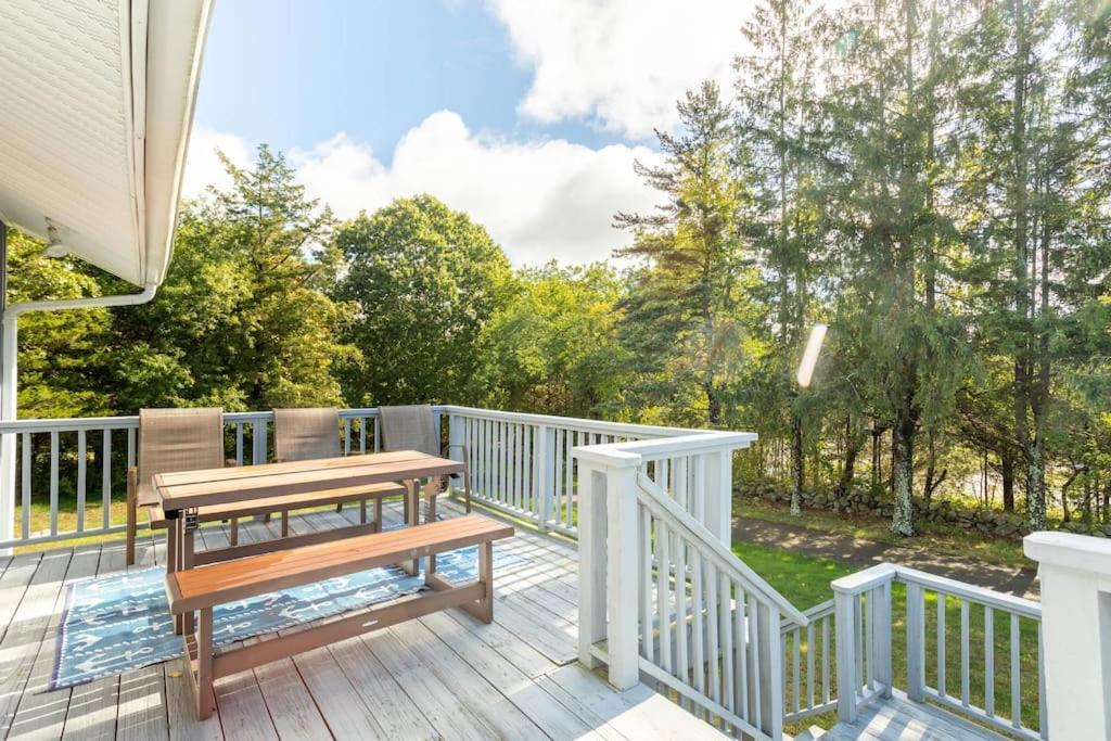 Unique Retreat With Private Patio, 4 King Beds And Bbq Villa Groton Exterior foto