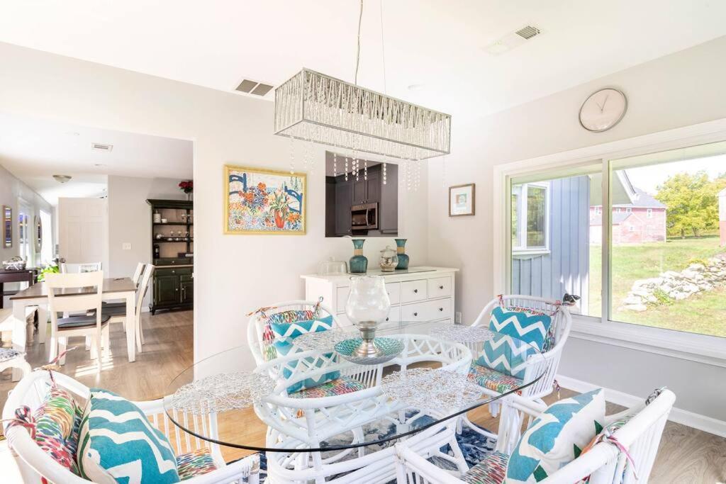 Unique Retreat With Private Patio, 4 King Beds And Bbq Villa Groton Exterior foto
