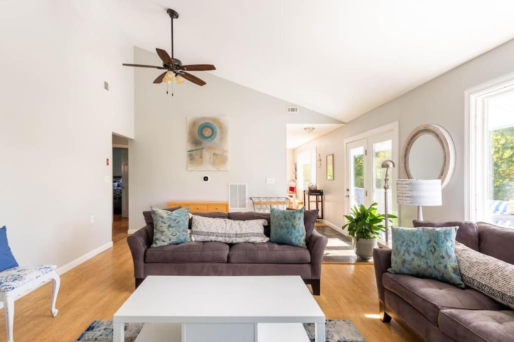 Unique Retreat With Private Patio, 4 King Beds And Bbq Villa Groton Exterior foto
